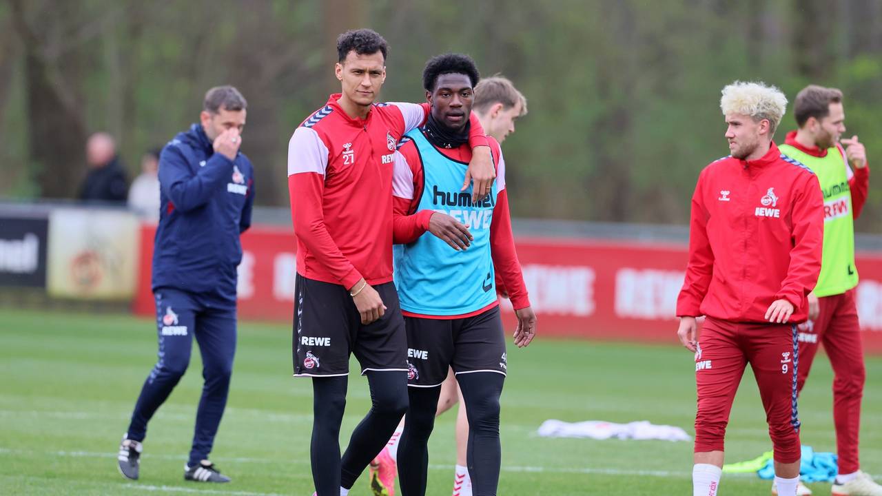 Davie Selke hält Faride Alidou beim Training des 1. FC Köln im Arm.