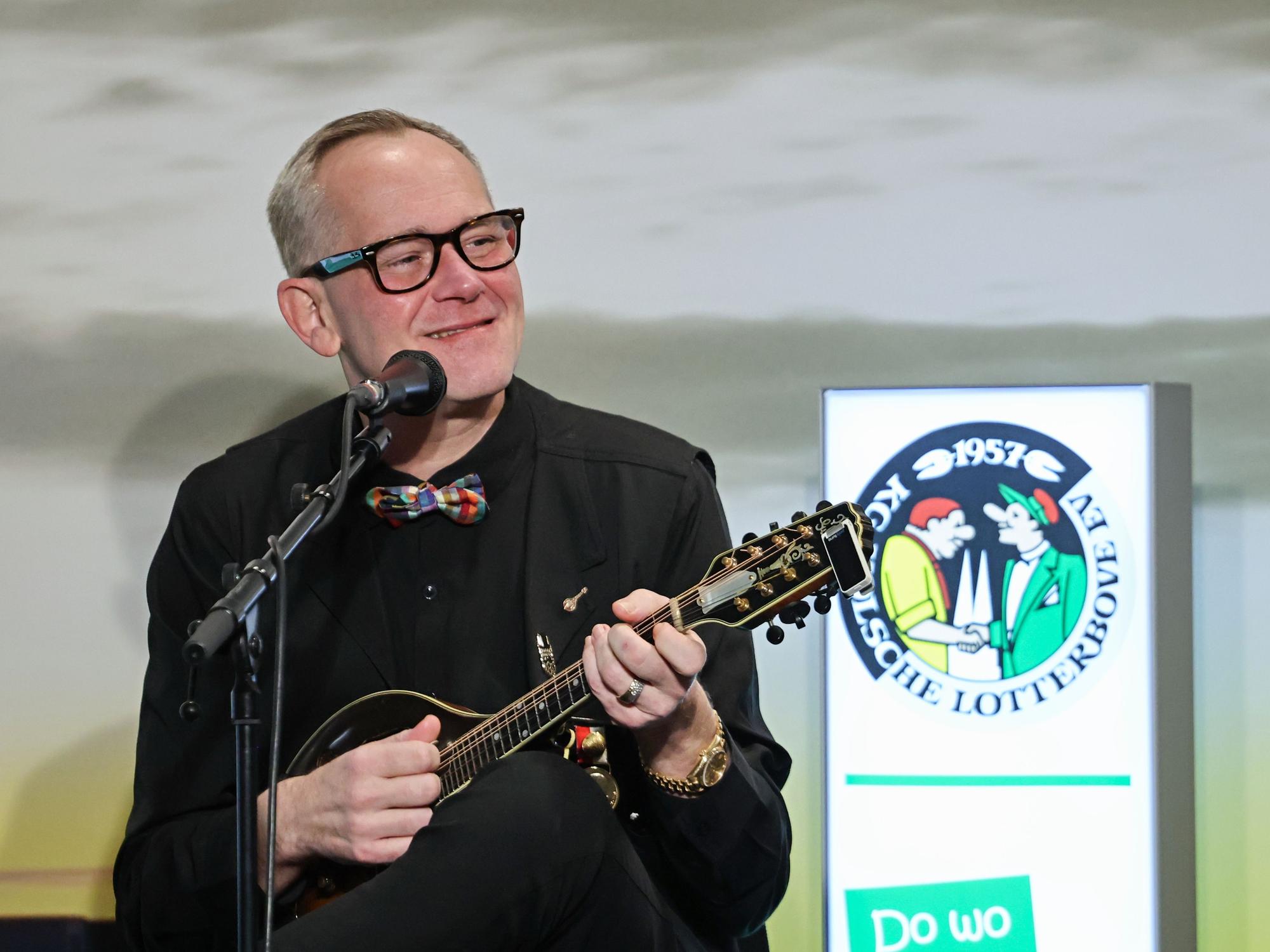 JP Weber spielt mit seiner Flitsch auf der Bühne.