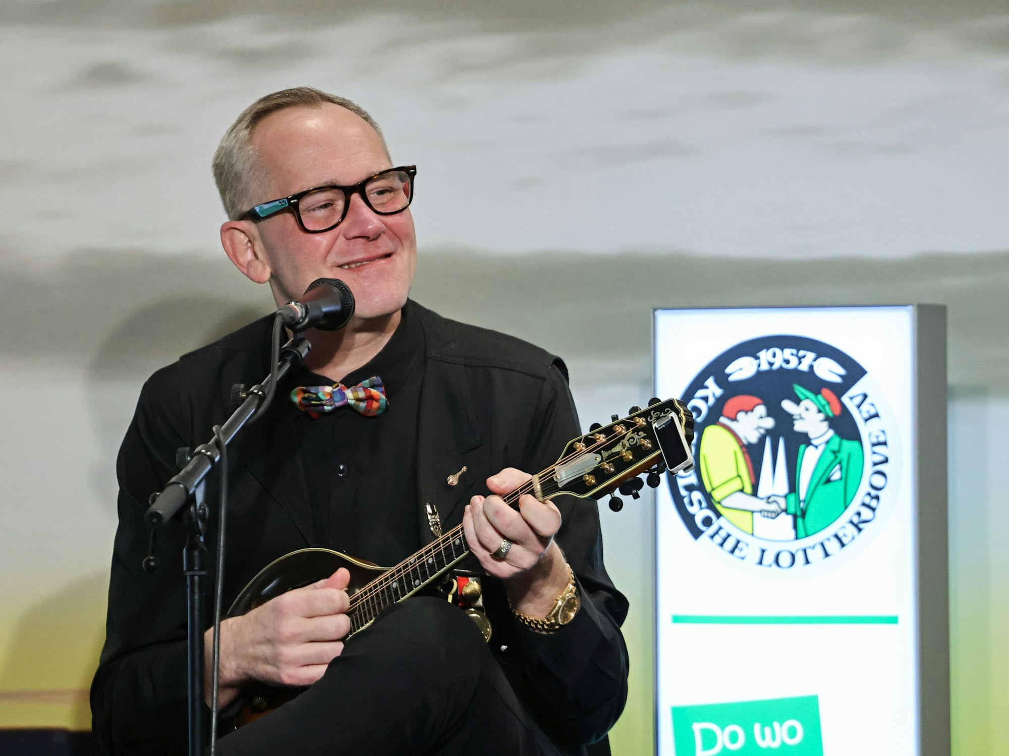 JP Weber spielt mit seiner Flitsch auf der Bühne.