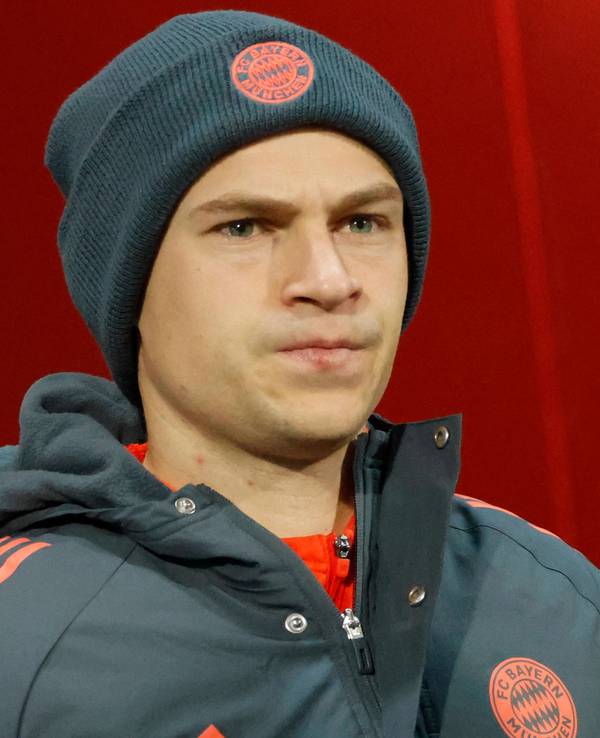 Joshua Kimmich mit Mütze und Winterjacke bei einem Bayern-Spiel.