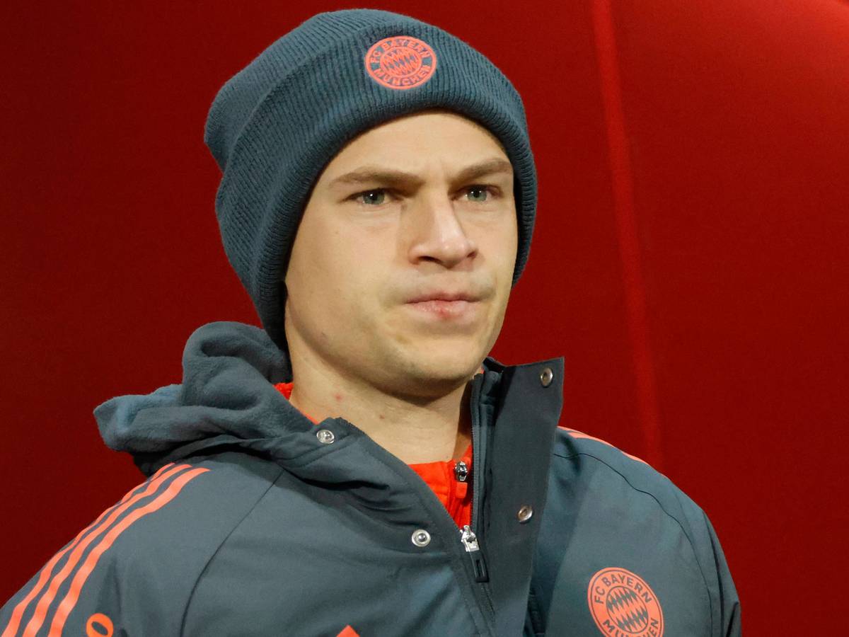 Joshua Kimmich mit Mütze und Winterjacke bei einem Bayern-Spiel.