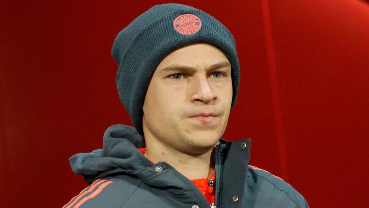 Joshua Kimmich mit Mütze und Winterjacke bei einem Bayern-Spiel.