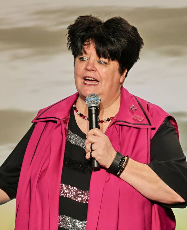 Ingrid Kühne steht beim Auftritt auf der Bühne.
