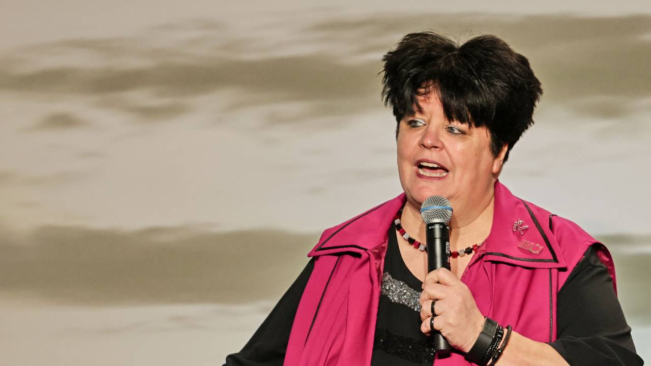 Ingrid Kühne steht beim Auftritt auf der Bühne.