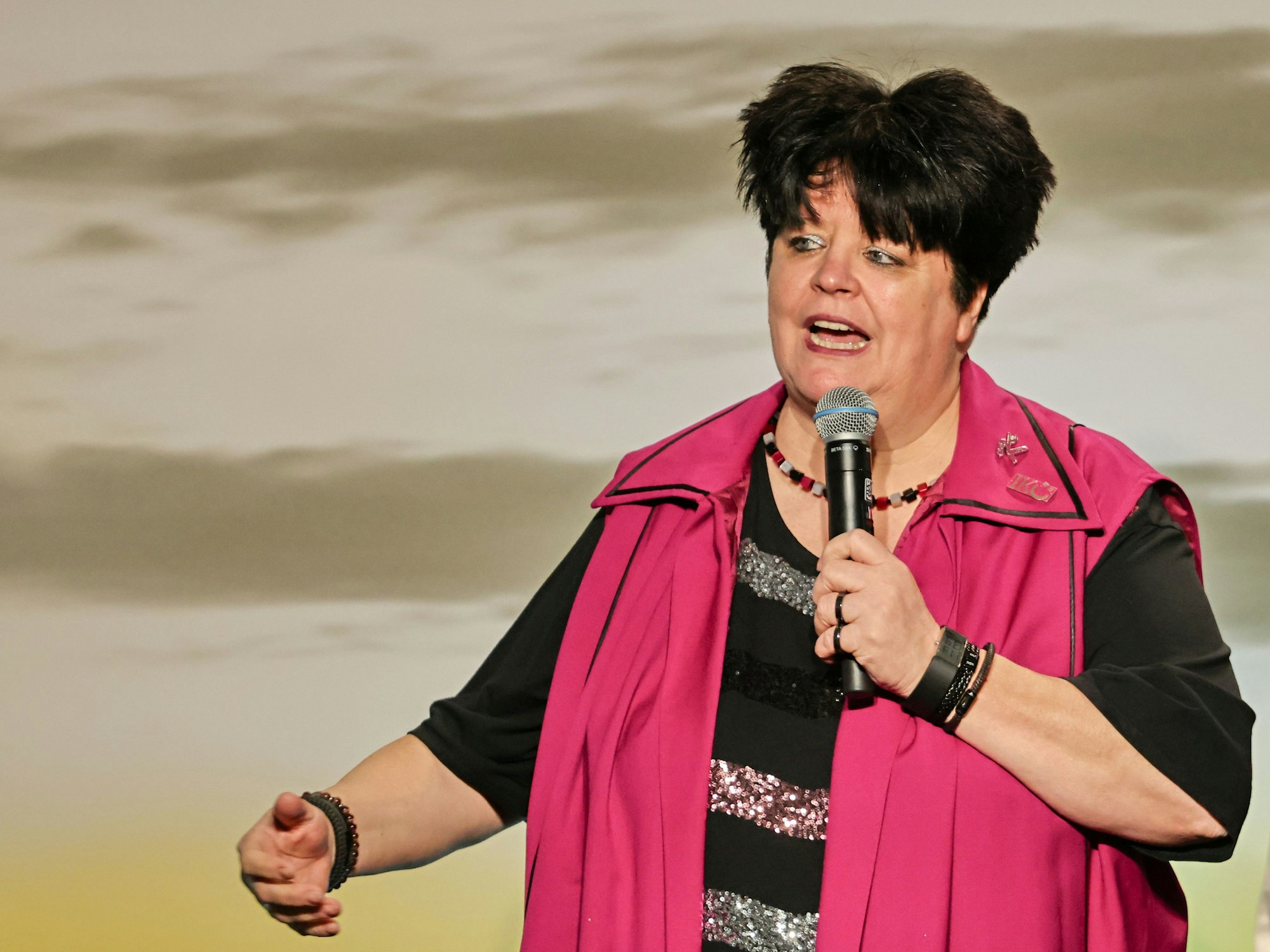 Ingrid Kühne steht beim Auftritt auf der Bühne.