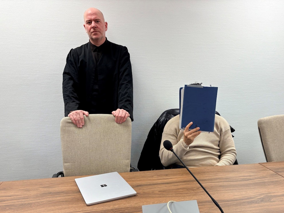 Der Angeklagte und sein Anwalt Martin Bücher im Gerichtssaal in Köln.