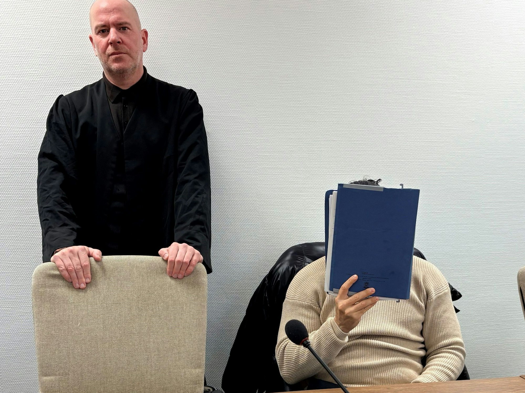 Der Angeklagte und sein Anwalt Martin Bücher im Gerichtssaal in Köln.