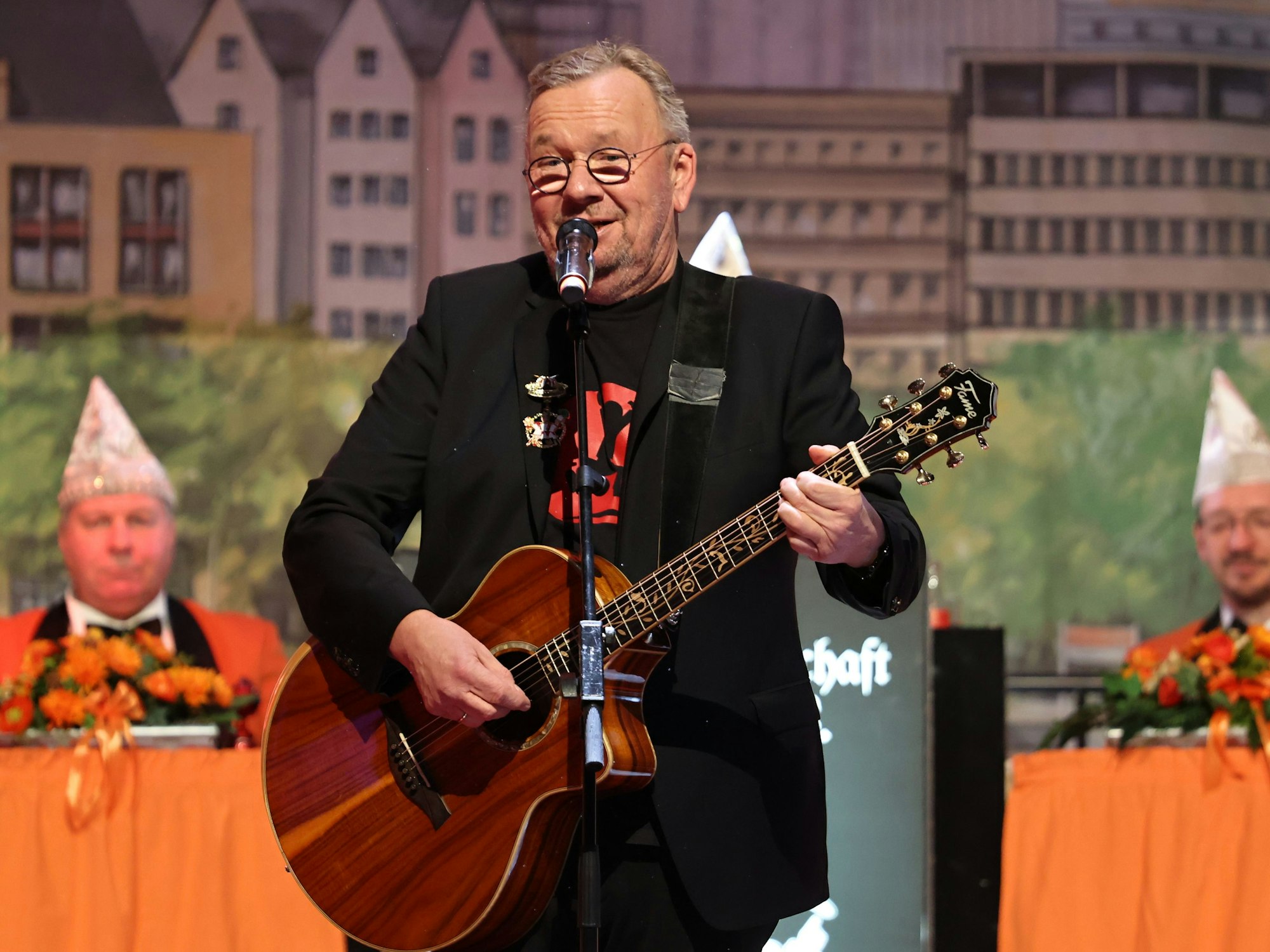 Bernd Stelter steht beim Auftritt auf der Bühne.