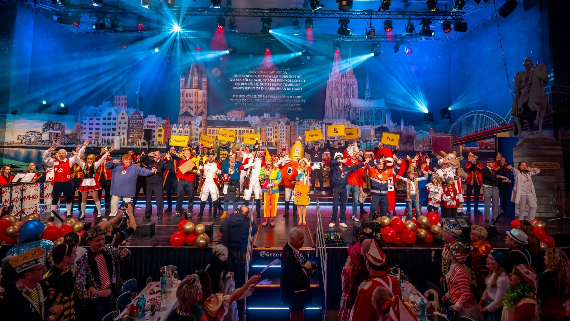 Einzug mit Ehrenamtlern bei der Sitzung der KG Frohsinn.