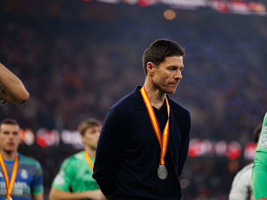 Xabi Alonso mit Medaille bei Sportveranstaltung