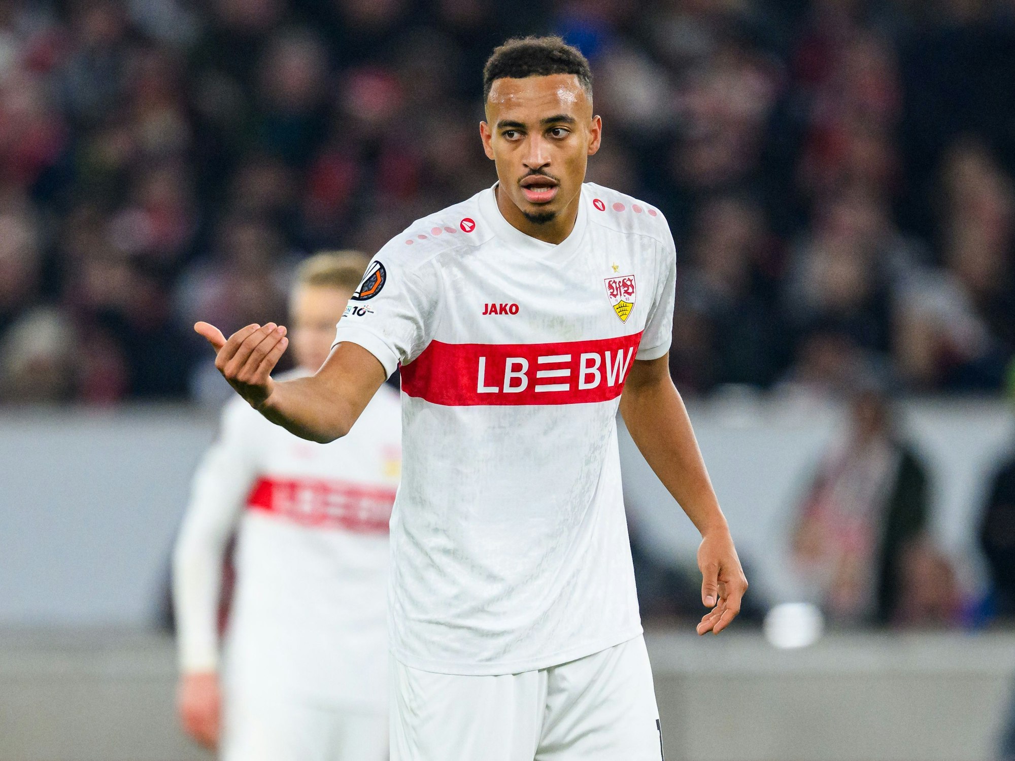 Jamie Leweling gibt Anweisungen auf dem Feld.