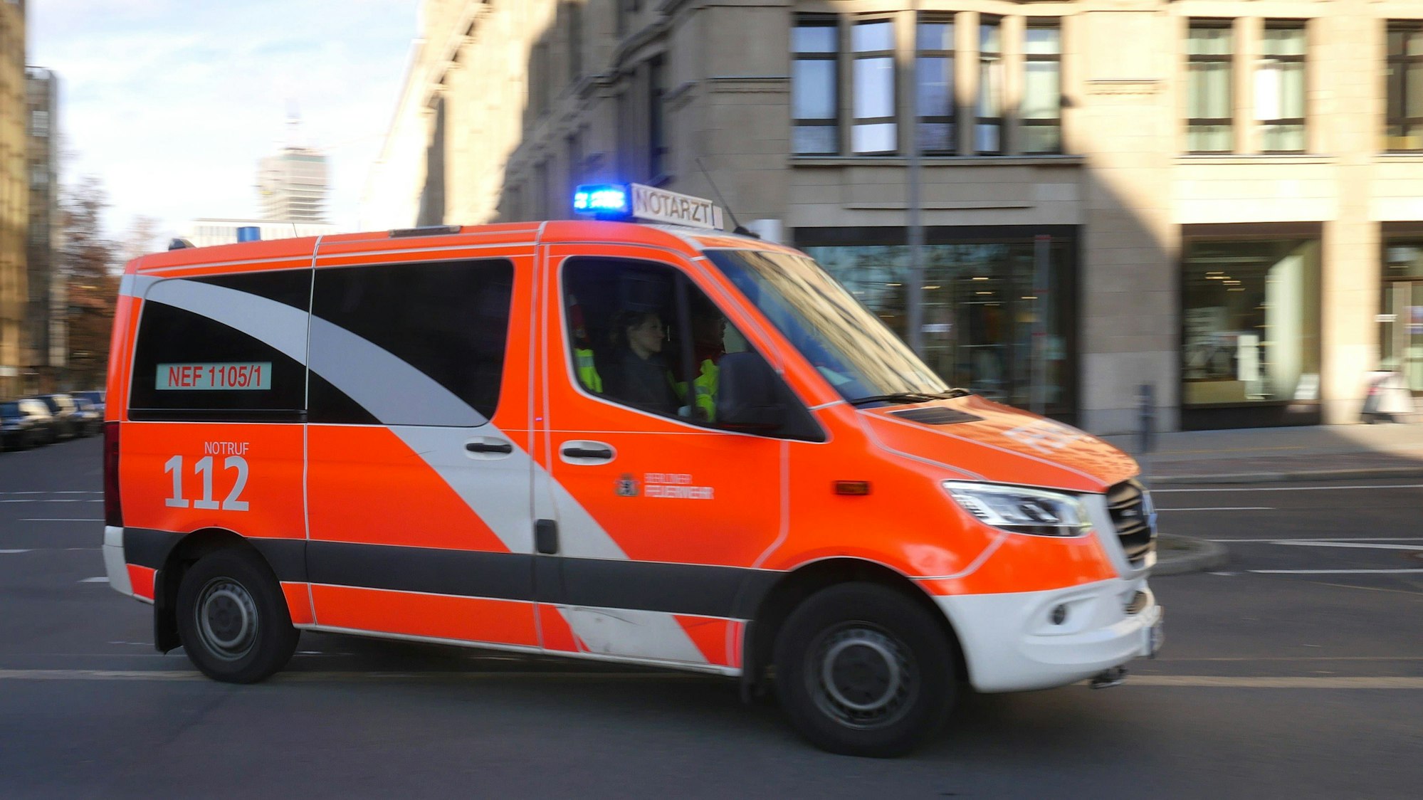 Rettungsfahrzeug mit Blaulicht in Bewegung