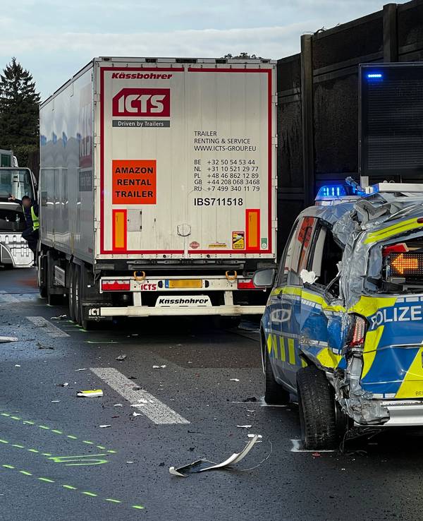 Im Kreuz Leverkusen hat es am Dienstagvormittag ordentlich gekracht: Mehrere Lkw und ein Streifenwagen sind beteiligt.