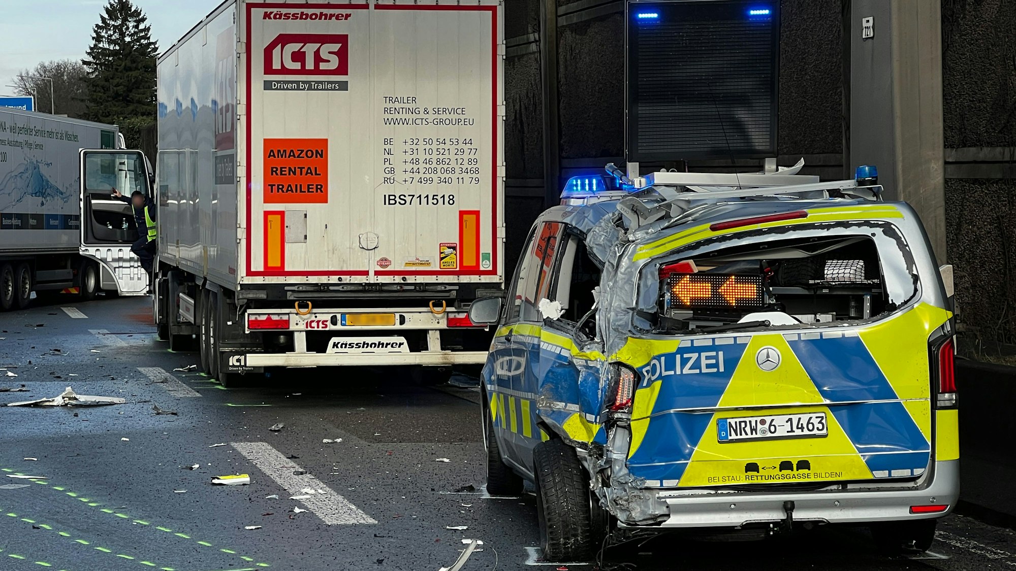 Im Kreuz Leverkusen hat es am Dienstagvormittag ordentlich gekracht: Mehrere Lkw und ein Streifenwagen sind beteiligt.