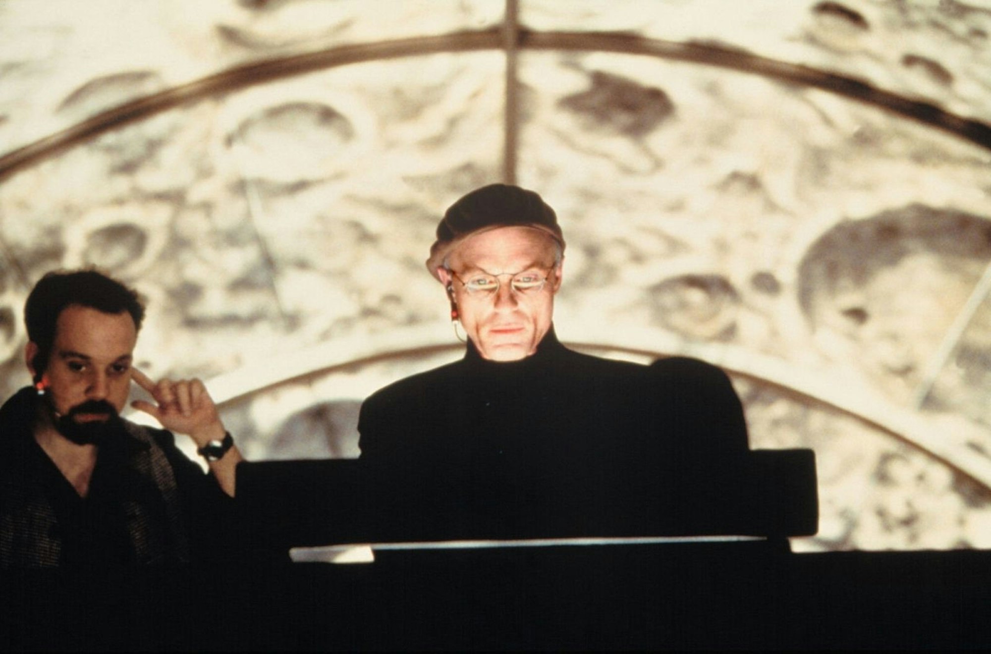 Der Verantwortliche der „Truman Show“ ist Christof (Ed Harris, rechts), ihr Erfinder, Produzent und Regisseur. (Bild: kabel eins / Paramount Pictures)