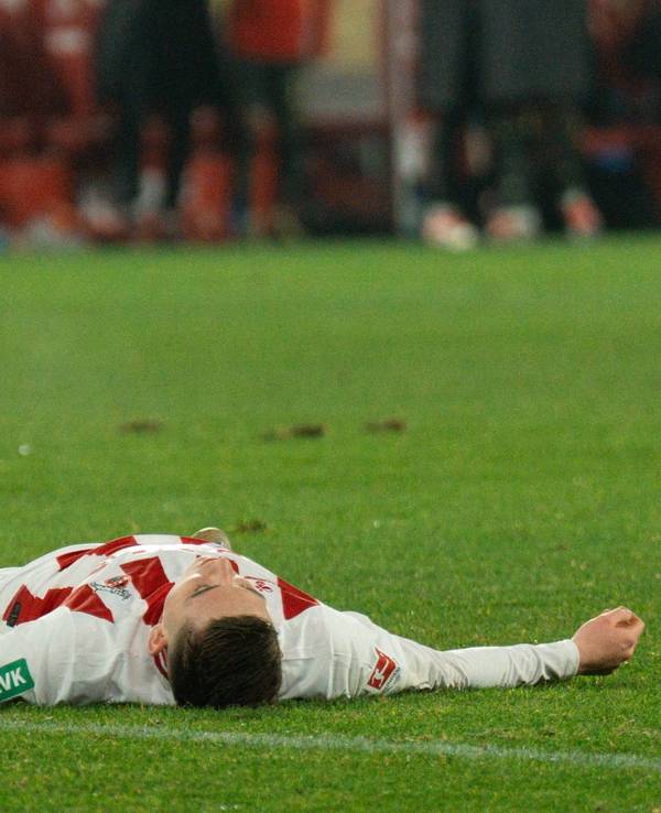 Isak Johannesson (1. FC Köln) liegt nach dem 0:1 gegen Union Berlin im Dezember 2025 am Boden.