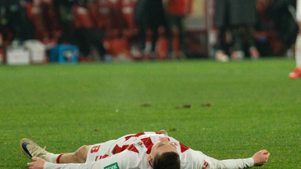 Isak Johannesson (1. FC Köln) liegt nach dem 0:1 gegen Union Berlin im Dezember 2025 am Boden.