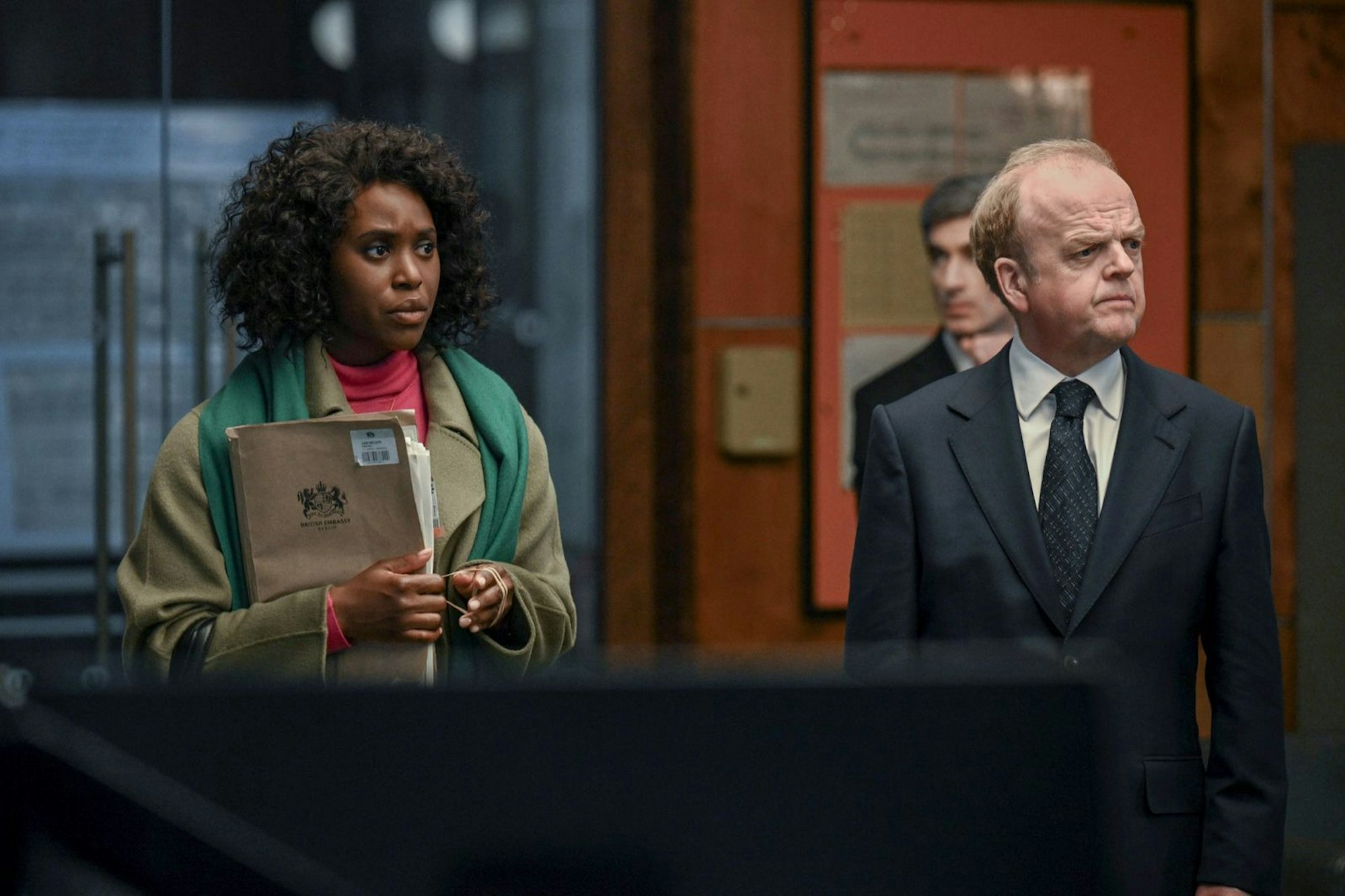 Die britischen Behörden (Clare-Hope Ashitey , Toby Jones) werden von den Ereignissen in Berlin überrascht. (Bild: © Apple TV / Kevin Baker)