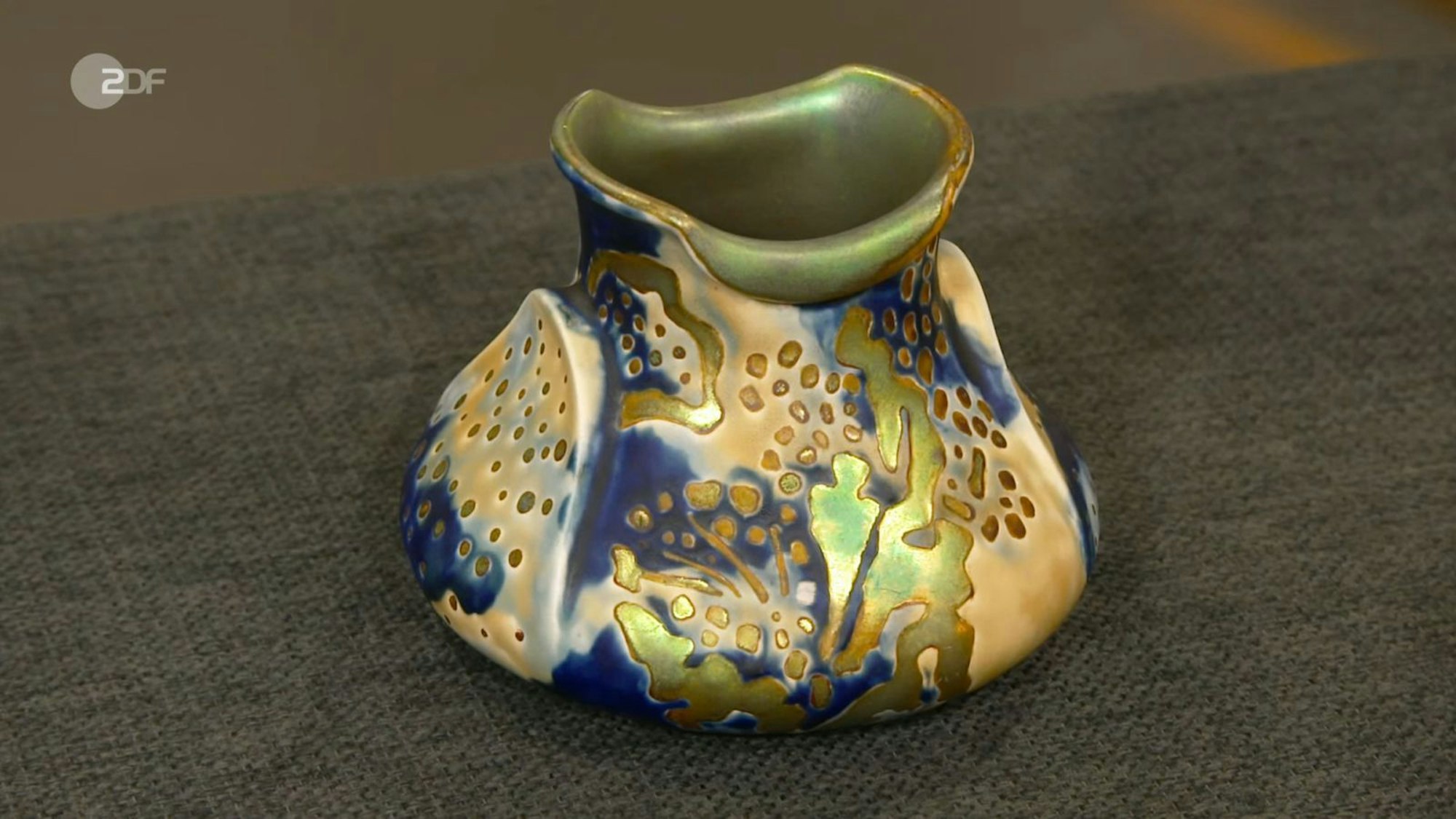 Eine ungarische Designer-Vase aus dem Jugendstil wollten Silke und Markus für 1.000 Euro loswerden.
(Bild: ZDF)