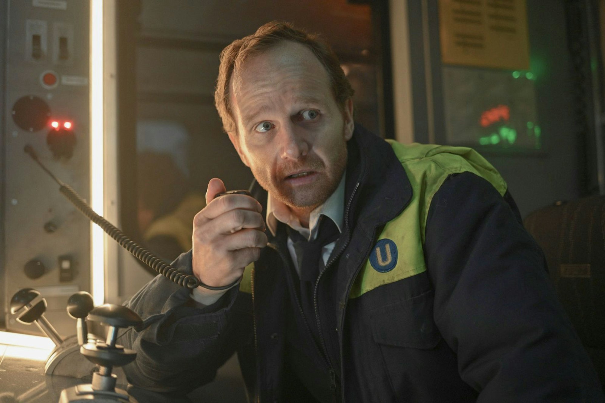 U-Bahn-Fahrer Otto (Christian Näthe) hatte sich seine Schichte in der U5 etwas weniger aufregend vorgestellt. (Bild: © Apple TV / Kevin Baker)