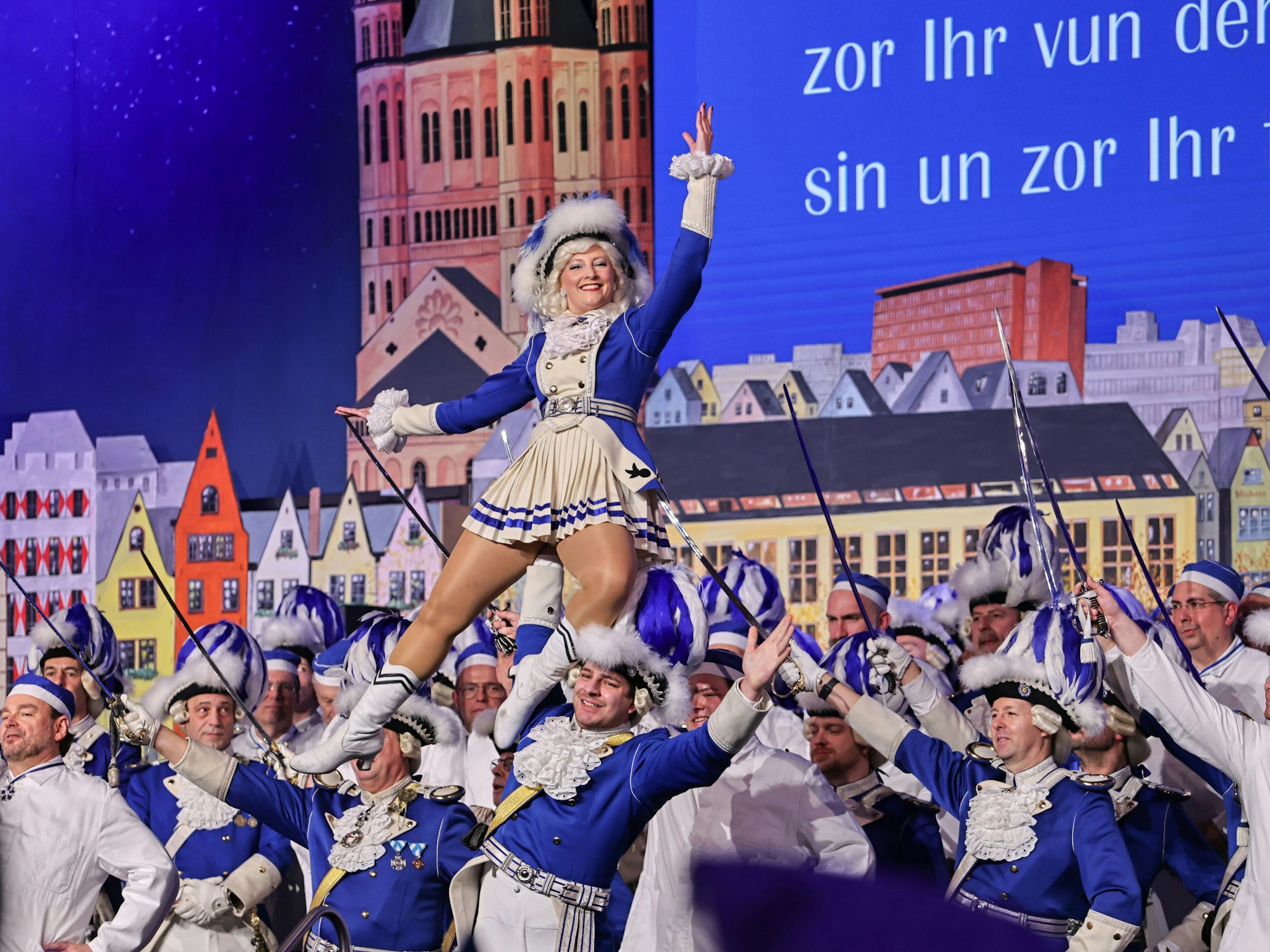 Marie Steffens und Christian Prehl tanzen auf der Bühne.