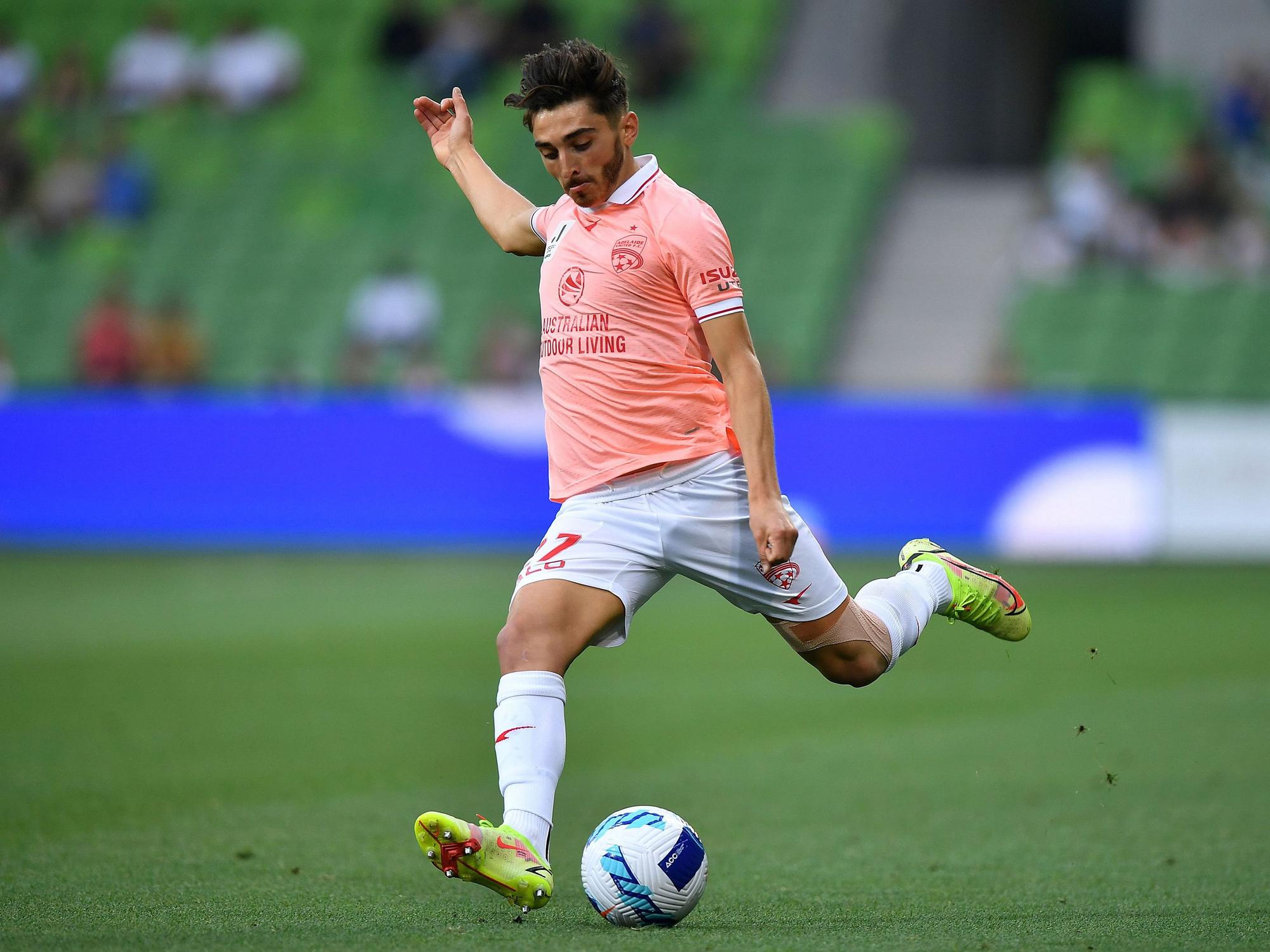 Josh Cavallo im Einsatz für Adelaide United.