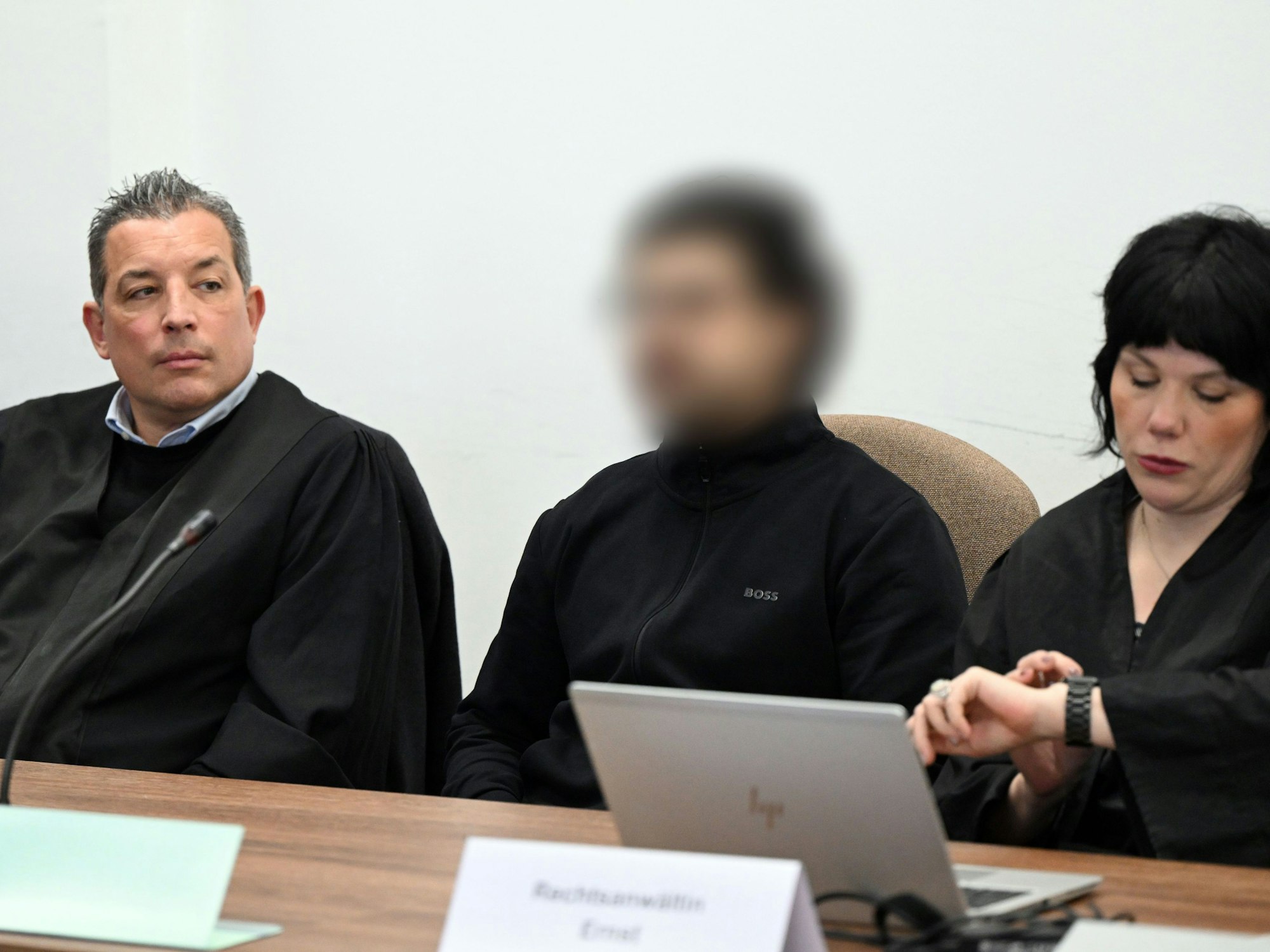 Der mutmaßliche Kölner Drogenboss Sermet A. mit seinen Verteidigern Wolf Bonn (l.) und Franziska Ernst beim Prozessauftakt im Landgericht im Dezember 2025.