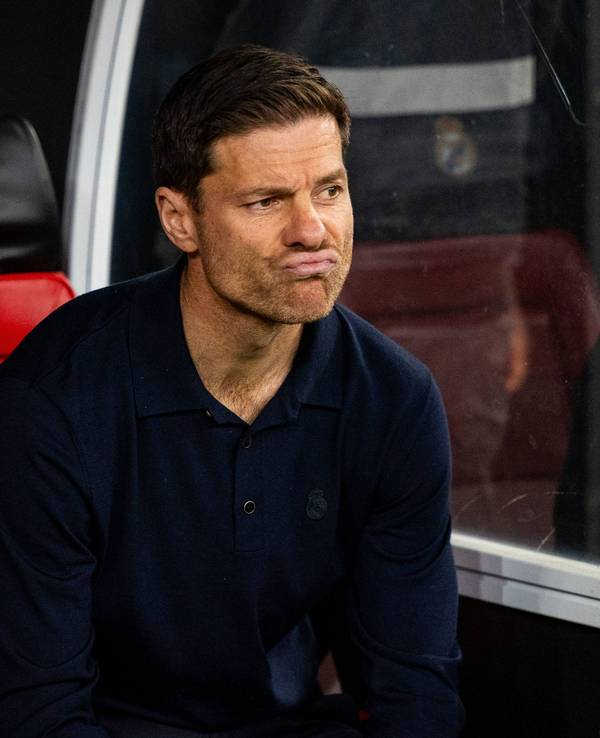 Xabi Alonso sitzt frustriert auf der Bank und verzieht den Mund.