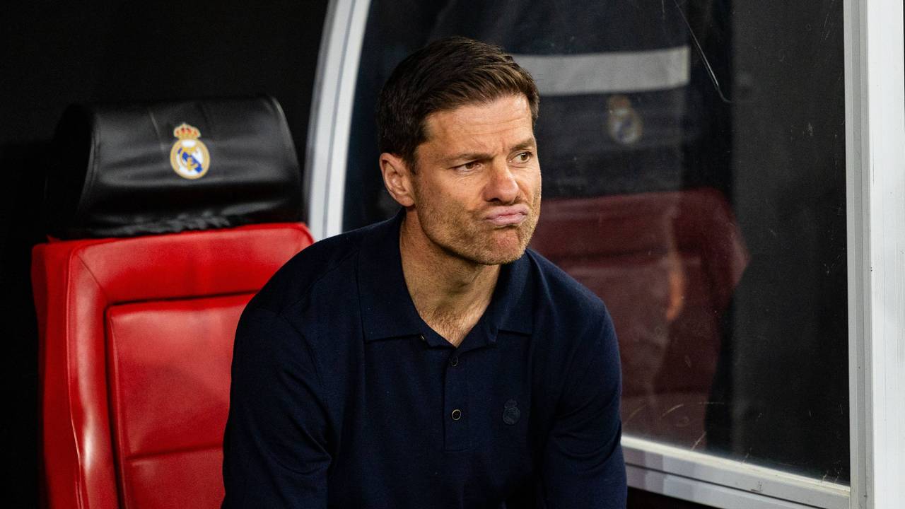 Xabi Alonso sitzt frustriert auf der Bank und verzieht den Mund.