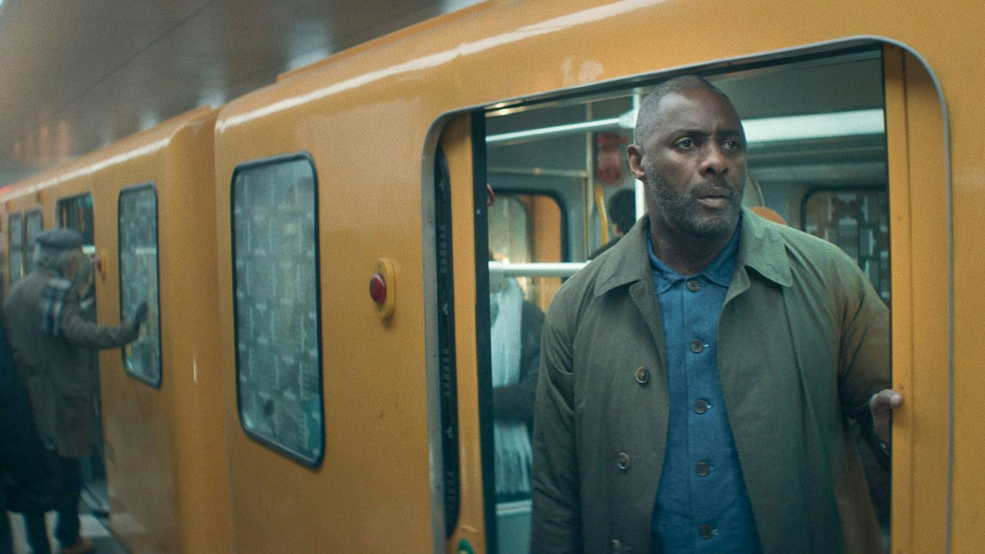 Schon wieder eine Entführung: Sam Nelson (Idris Elba) muss in der zweiten Staffel „Hijack“ eine Berliner U-Bahn retten. (Bild: © Apple TV)