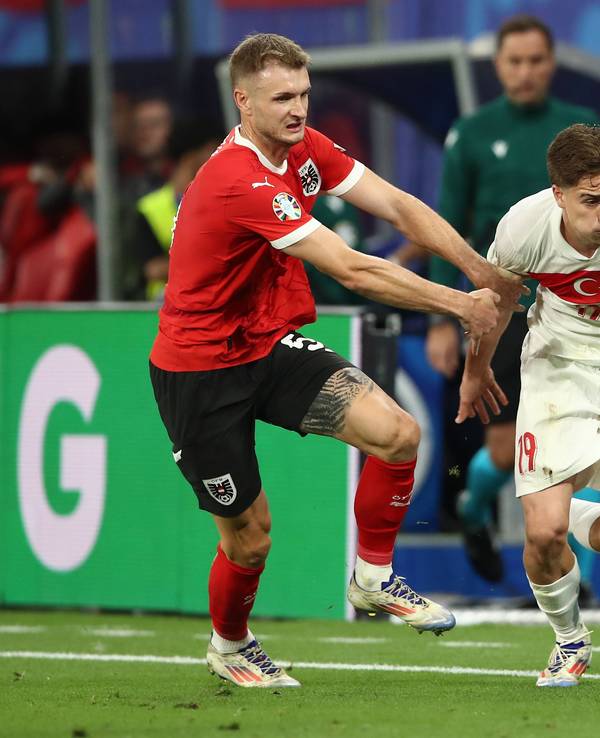 Stefan Posch im Zweikampf mit Kenan Yildiz.