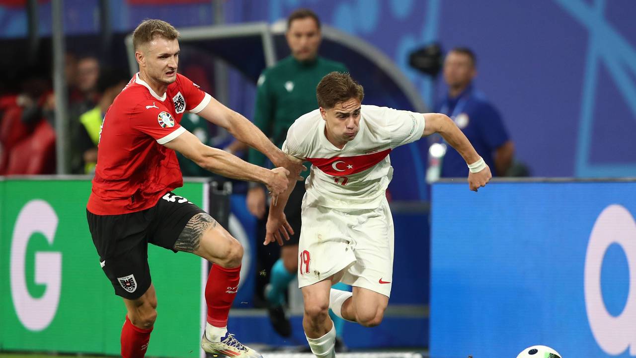 Stefan Posch im Zweikampf mit Kenan Yildiz.