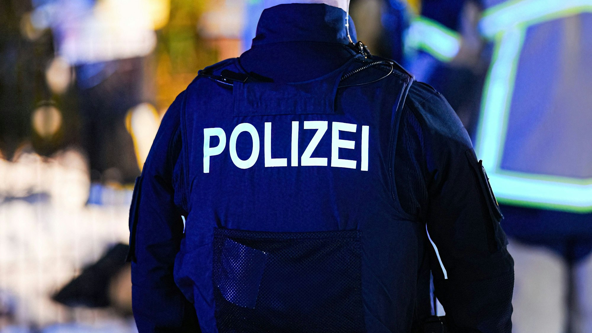 Polizist mit „POLIZEI“-Aufschrift auf der Weste