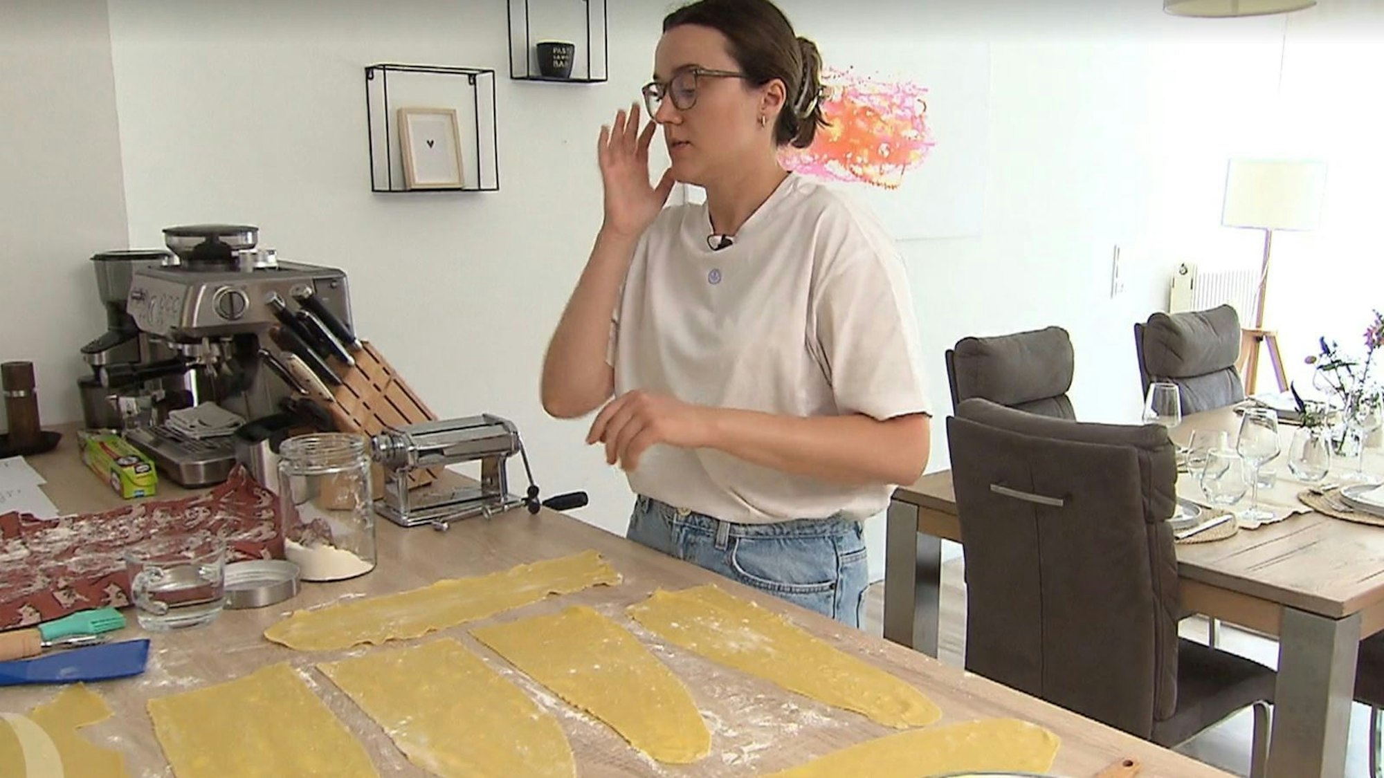 Viel Teig für die frische Pasta: „Schon viel Arbeit“, gibt Yase zu. (Bild: RTL)