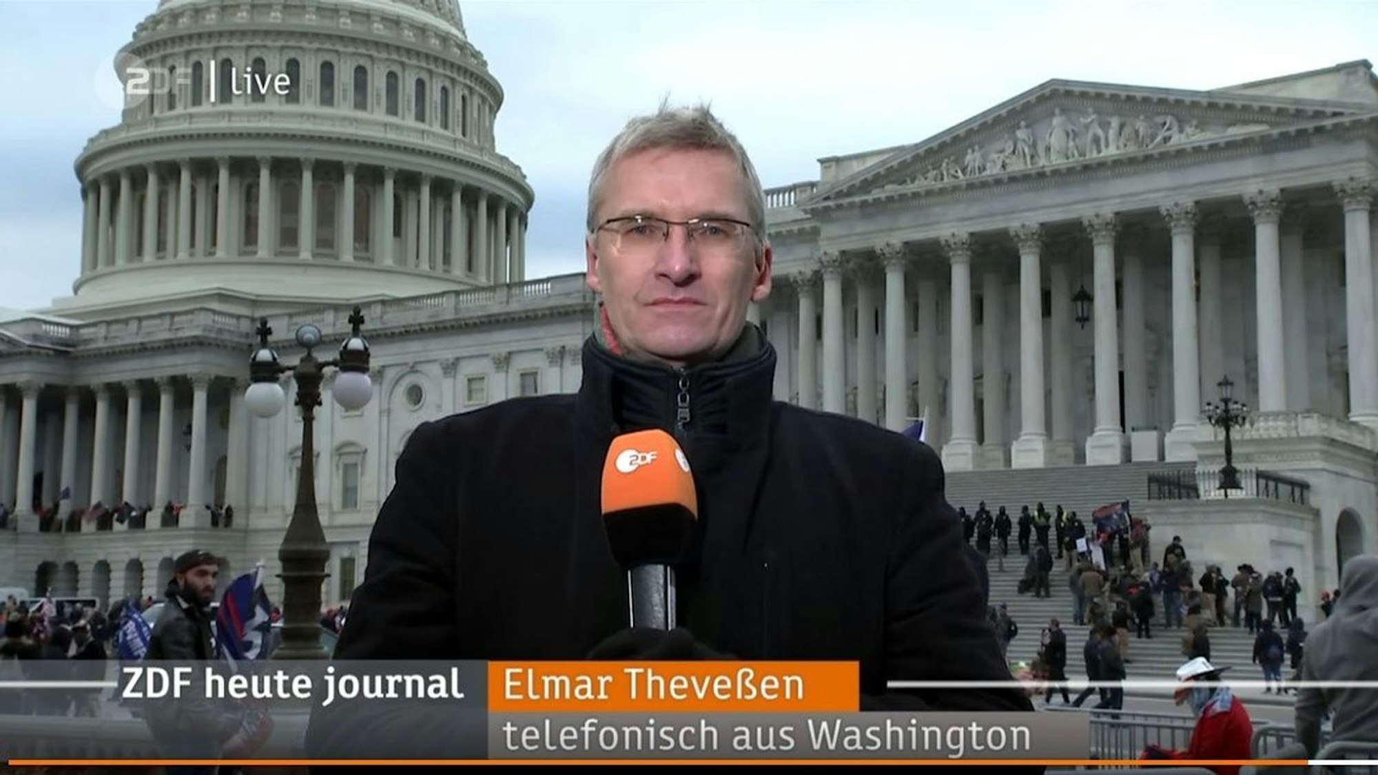Elmar Theveßen berichtete 2021 live aus Washington über den Sturm aufs Kapitol. (Bild: ZDF)