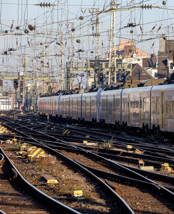 Im Kölner Hauptbahnhof steht eine Regionalbahn.