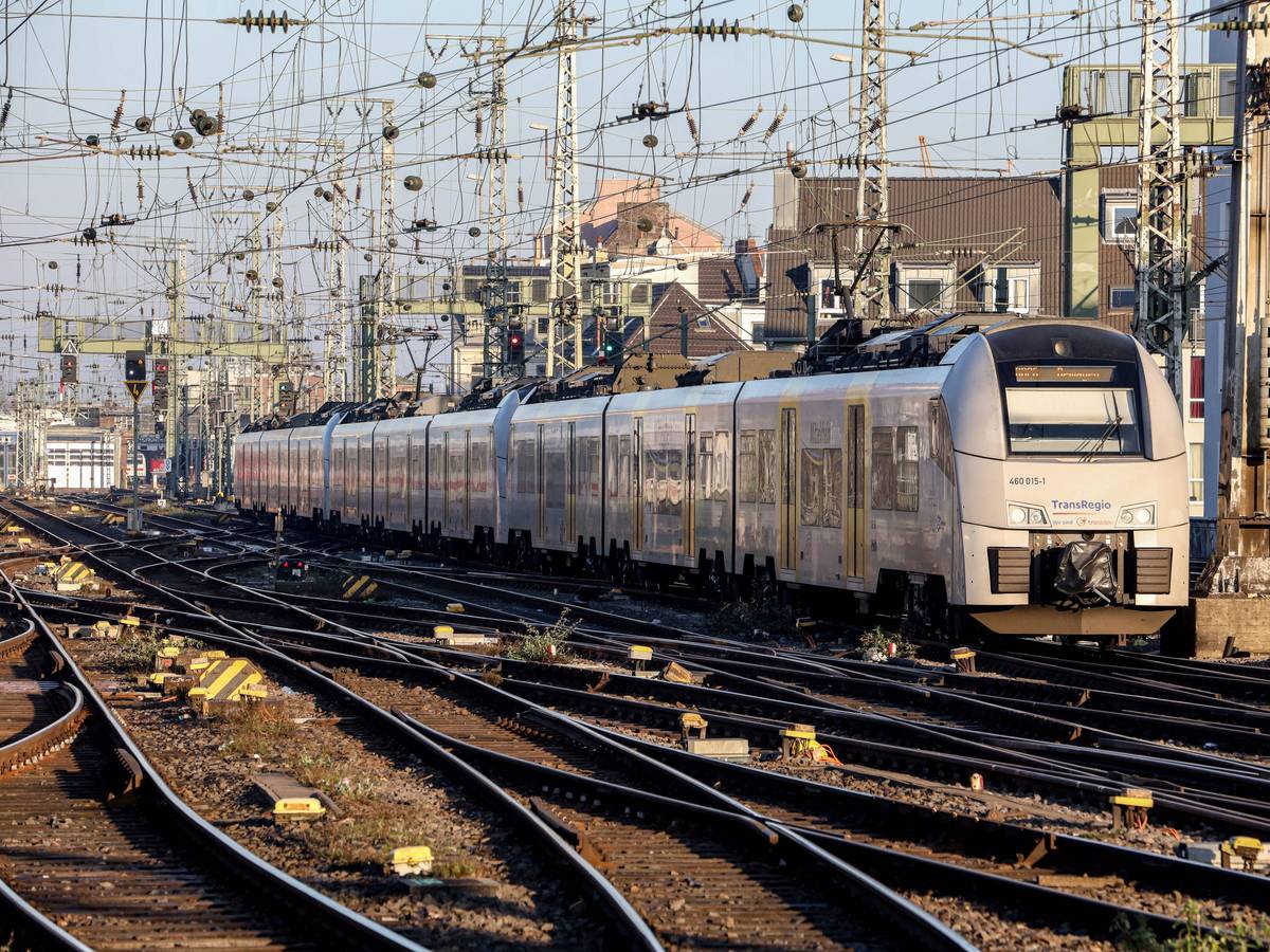 DEU, Deutschland, Köln, 14.02.2023: Köln Hauptbahnhof - Regionalbahn Zug der Trans Regio Deutsche Regionalbahn Transdev-Gruppe RB26 Mittelrhein-Bahn, Ziel Remagen, eingesetzt wird ein Triebwagen Zug vom Typ Siemens Desirio *** DEU, Germany, Cologne, 14 02 2023 Cologne main station regional train of Trans Regio Deutsche Regionalbahn Transdev group RB26 Mittelrhein Bahn, destination Remagen, used is a railcar train of type Siemens Desirio