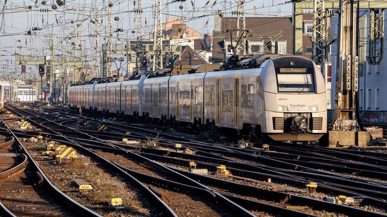 Im Kölner Hauptbahnhof steht eine Regionalbahn.