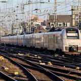 DEU, Deutschland, Köln, 14.02.2023: Köln Hauptbahnhof - Regionalbahn Zug der Trans Regio Deutsche Regionalbahn Transdev-Gruppe RB26 Mittelrhein-Bahn, Ziel Remagen, eingesetzt wird ein Triebwagen Zug vom Typ Siemens Desirio *** DEU, Germany, Cologne, 14 02 2023 Cologne main station regional train of Trans Regio Deutsche Regionalbahn Transdev group RB26 Mittelrhein Bahn, destination Remagen, used is a railcar train of type Siemens Desirio