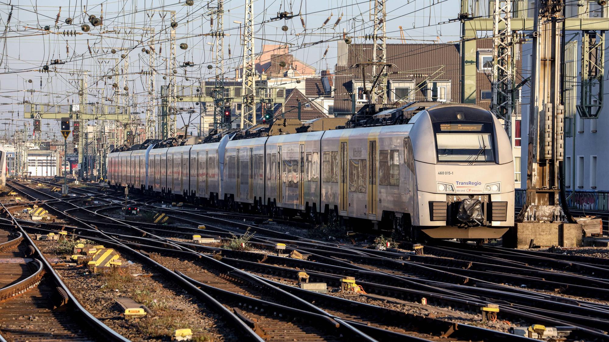 Im Kölner Hauptbahnhof steht eine Regionalbahn.