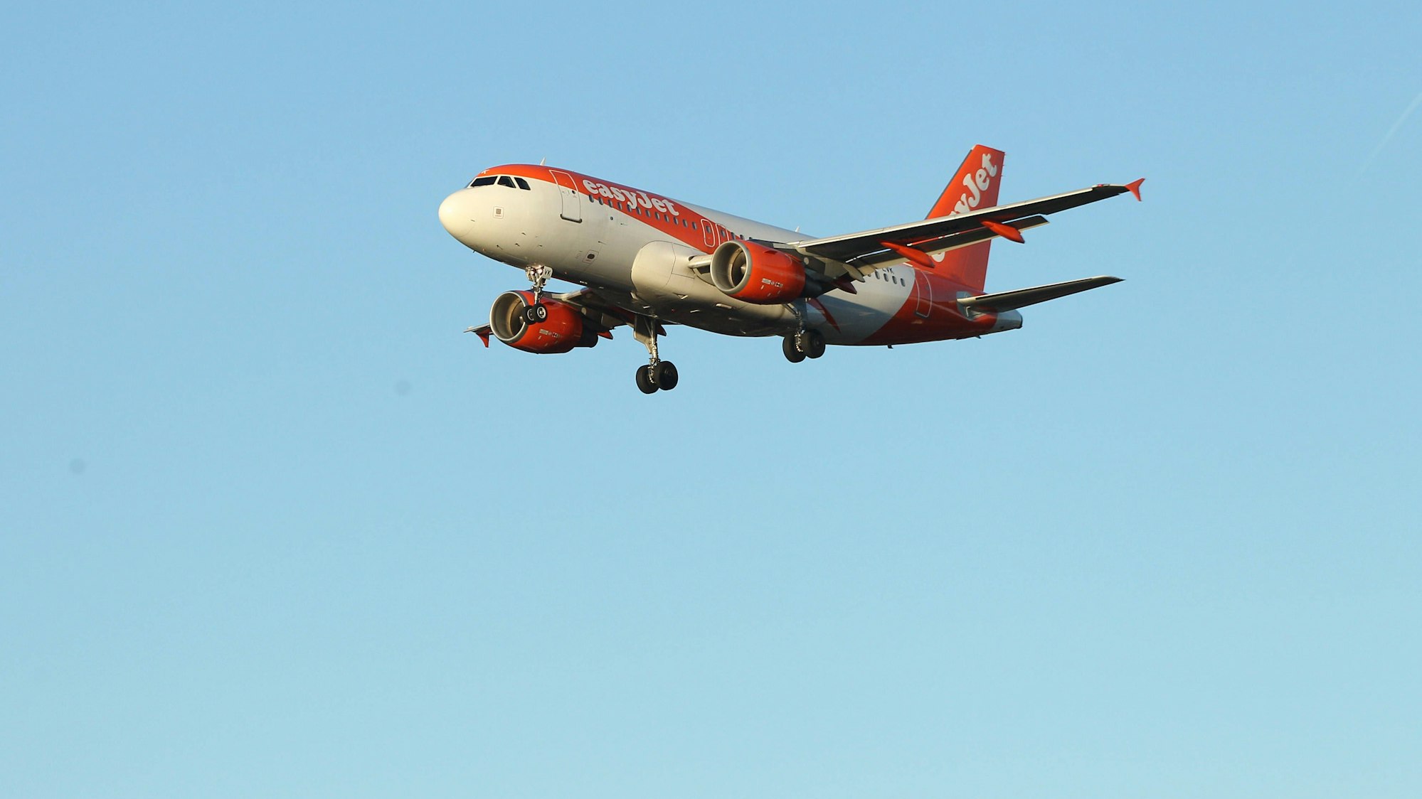 Flugzeug im Landeanflug am blauen Himmel