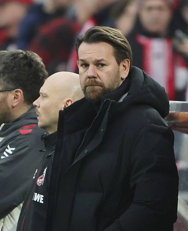 Thomas Kessler im Rhein-Energie-Stadion vor der Bank.