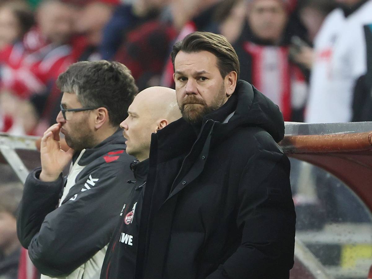 Thomas Kessler im Rhein-Energie-Stadion vor der Bank.