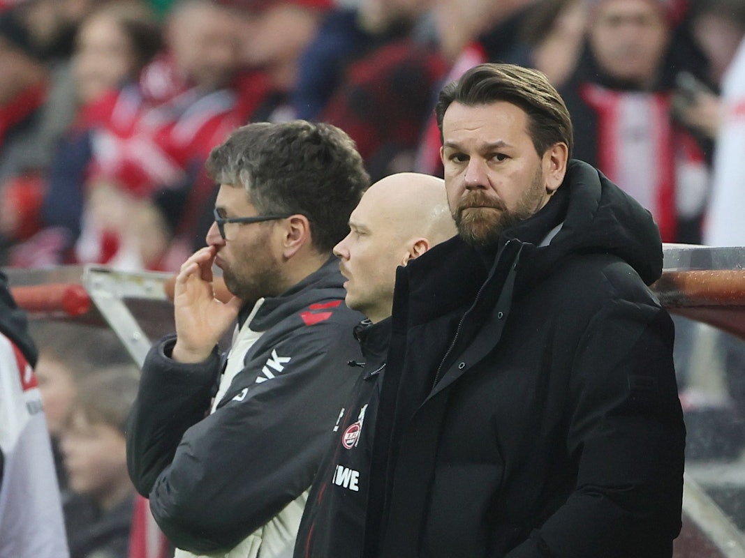 Thomas Kessler im Rhein-Energie-Stadion vor der Bank.