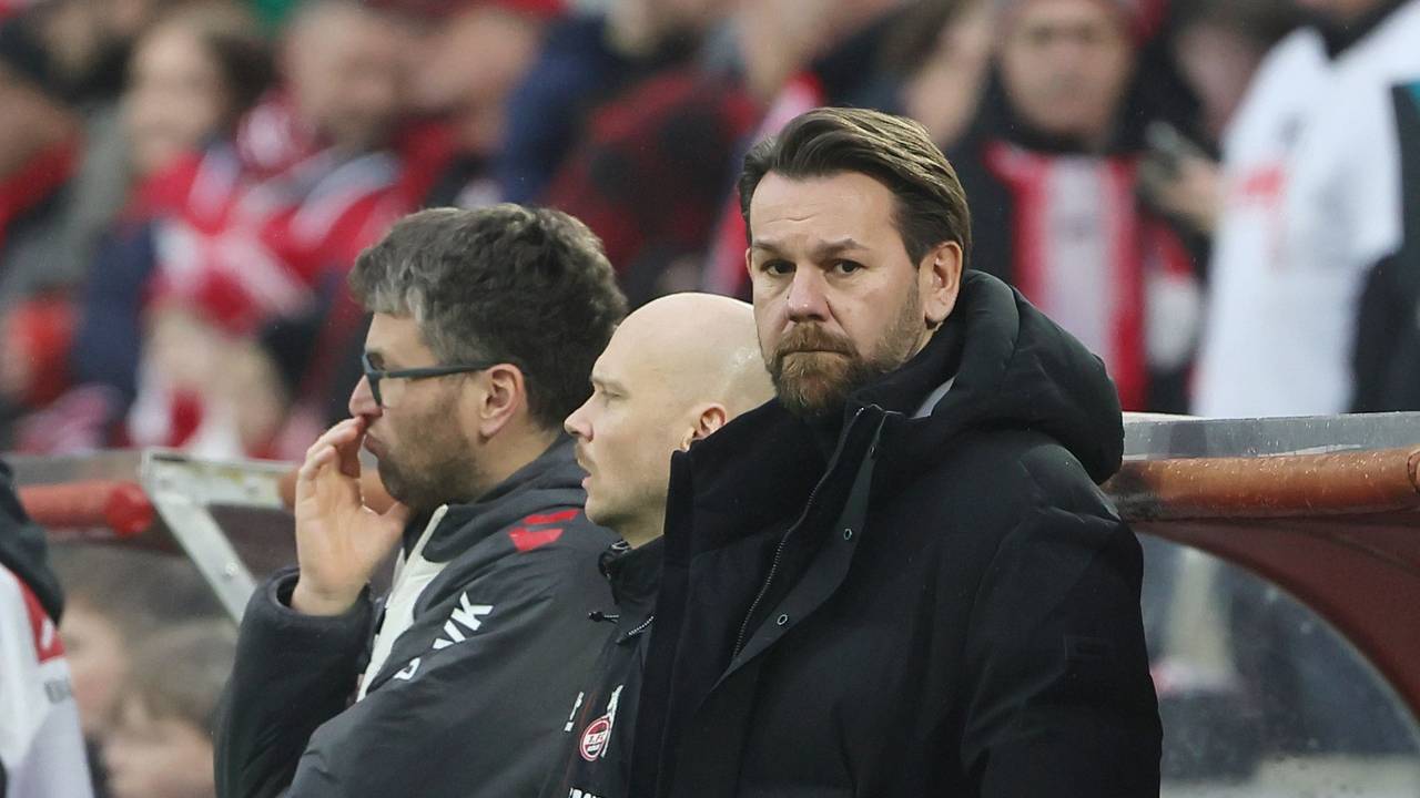 Thomas Kessler im Rhein-Energie-Stadion vor der Bank.