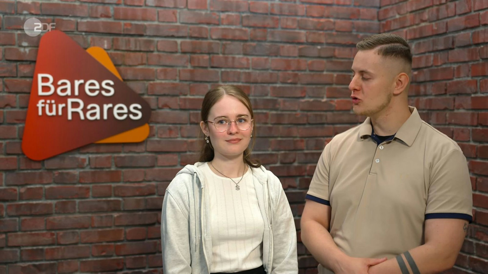 Cedrik wollte mit seiner Cousine Lena, die aus Mönchengladbach angereist war, einen Ring verkaufen. (Bild: ZDF)