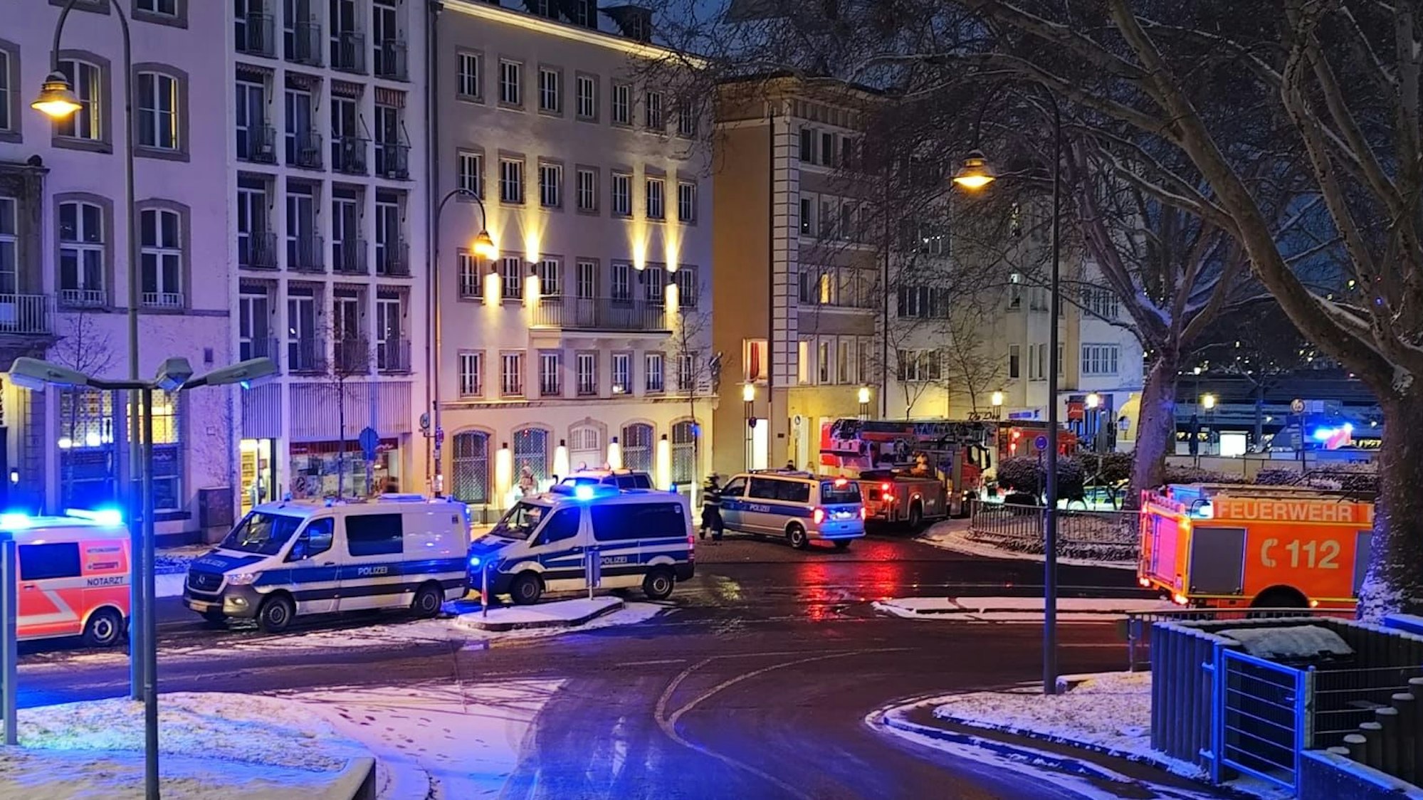 Einsatzkräfte stehen vor dem Hotel in der Kölner Altstadt, in dem es zu einer Explosion kam.