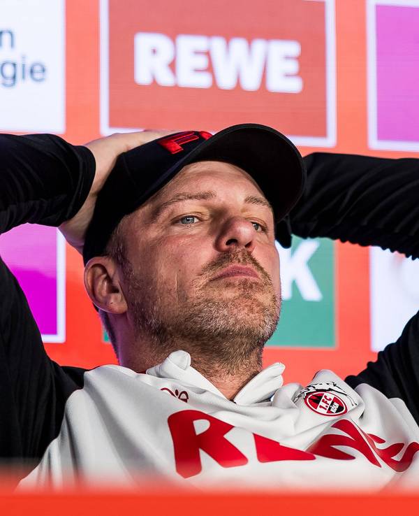 Lukas Kwasniok, Cheftrainer des 1. FC Köln, steht mit seiner Mannschaft unter Druck.