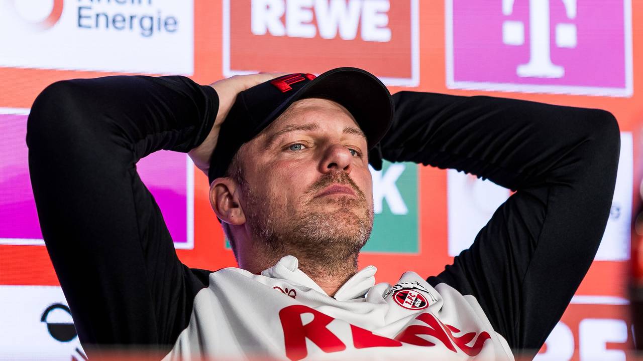 Lukas Kwasniok, Cheftrainer des 1. FC Köln, steht mit seiner Mannschaft unter Druck.