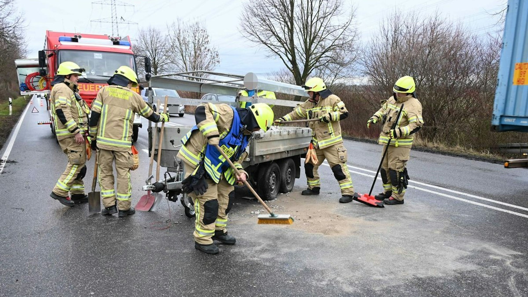 Ein LKW steckt in einem Graben an der B59, daneben ein Feuerwehrfahrzeug.